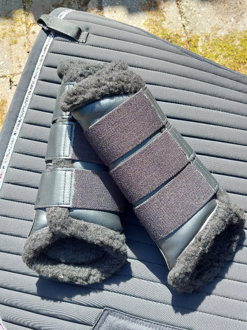 Set zwart Fair Play Zadeldekje Aistan met gratis Hkm Beenbeschermers comfort