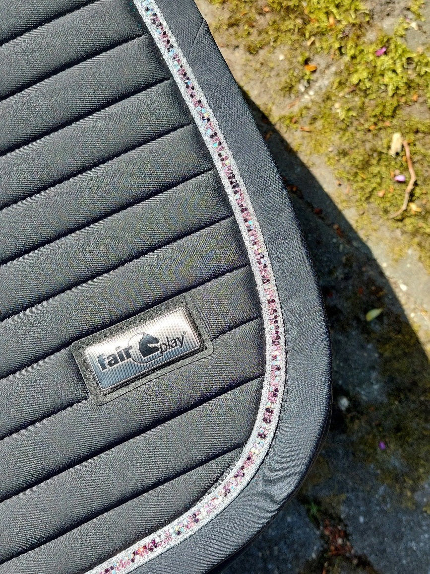 Set zwart Fair Play Zadeldekje Aistan met gratis Hkm Beenbeschermers comfort