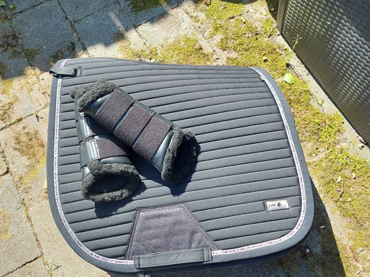 Set zwart Fair Play Zadeldekje Aistan met gratis Hkm Beenbeschermers comfort
